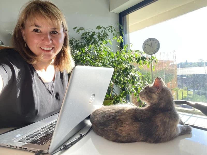 Émilie Varnier à son bureau, son chat couché près de l’ordinateur
