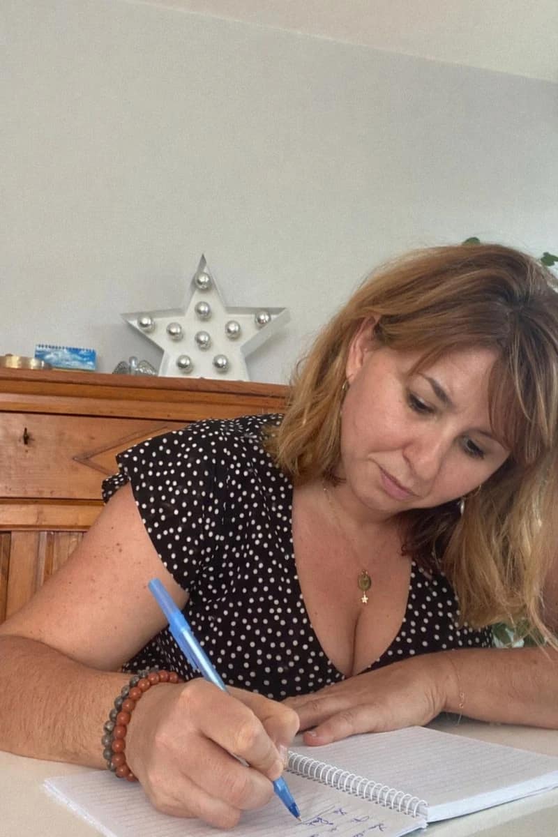 Émilie Varnier en train d’écrire dans son carnet